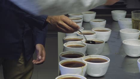 cuchara de inmersión manual en la taza en la cata de café y en la sesión de cata de café