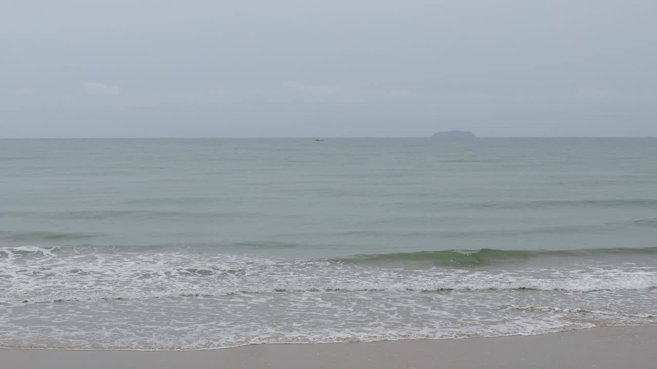 레이옹 해변은 비가 내리고 강한 파도가 강한 바람과 함께 구름이 많은 비가 오는 계절입니다.