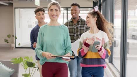 diversas personas de negocios felices caminando y hablando en la oficina en cámara lenta