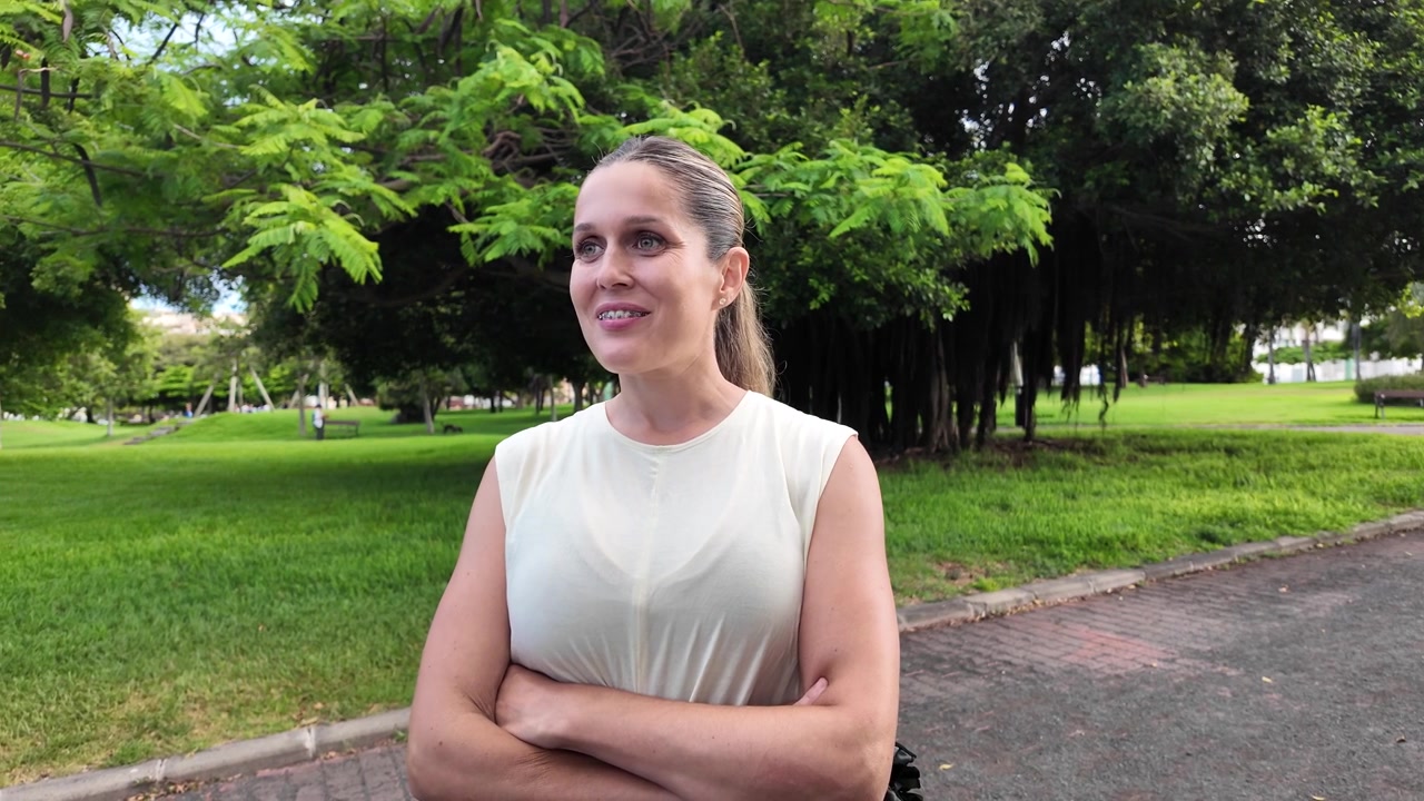 Joven sonriente con frenillos