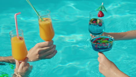 amigos celebrando en la piscina