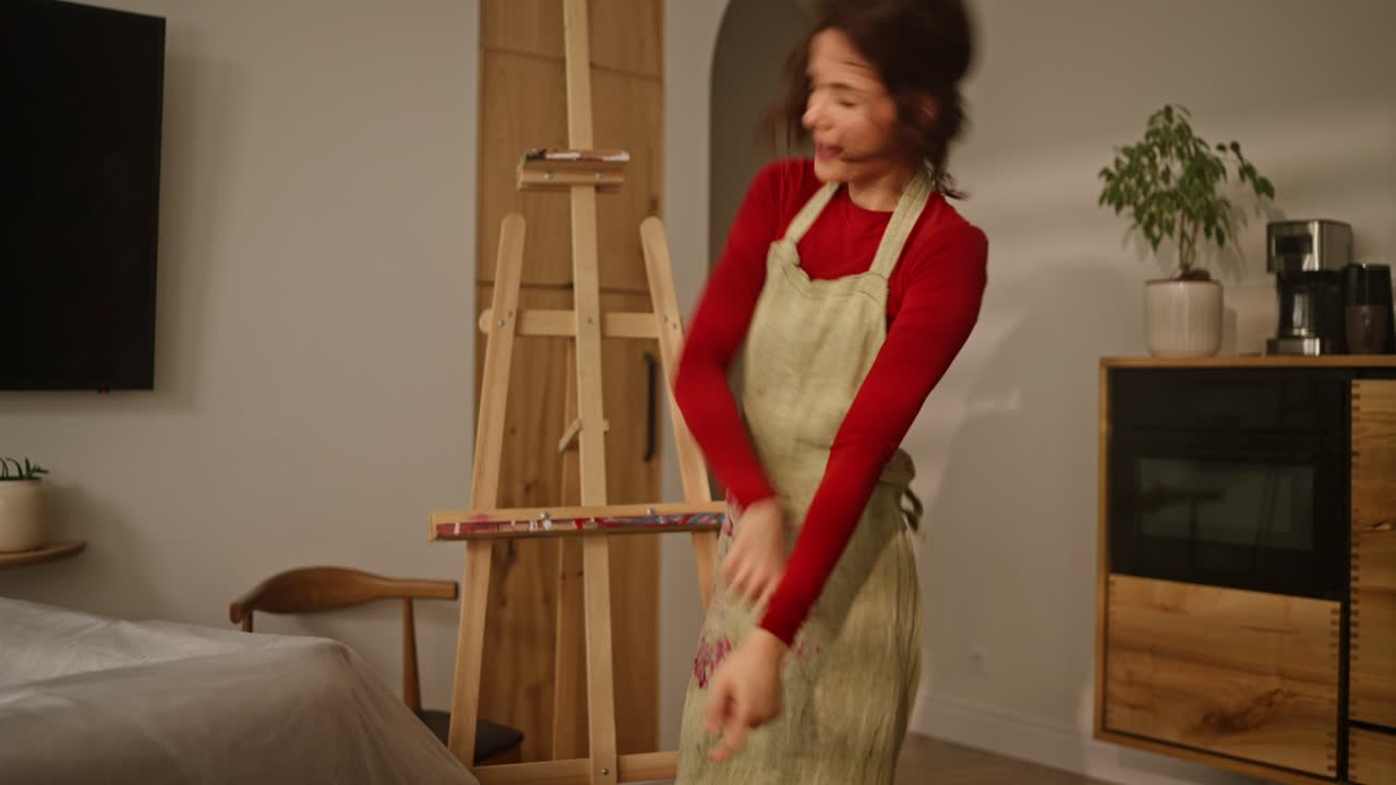 artista celebrando una sesión de pintura