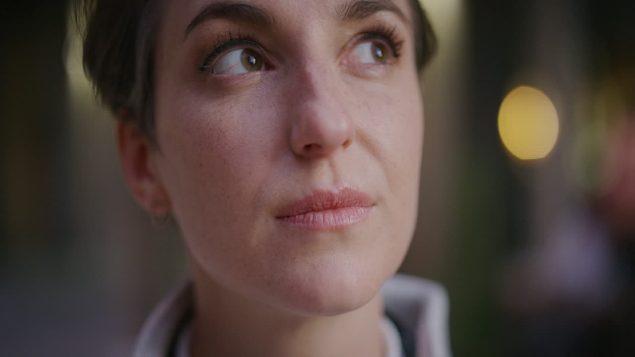 cerca hermosa mujer joven sonriendo calma mirando hacia arriba contemplativa independiente mujer cámara lenta