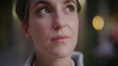 cerca hermosa mujer joven sonriendo calma mirando hacia arriba contemplativa independiente mujer cámara lenta