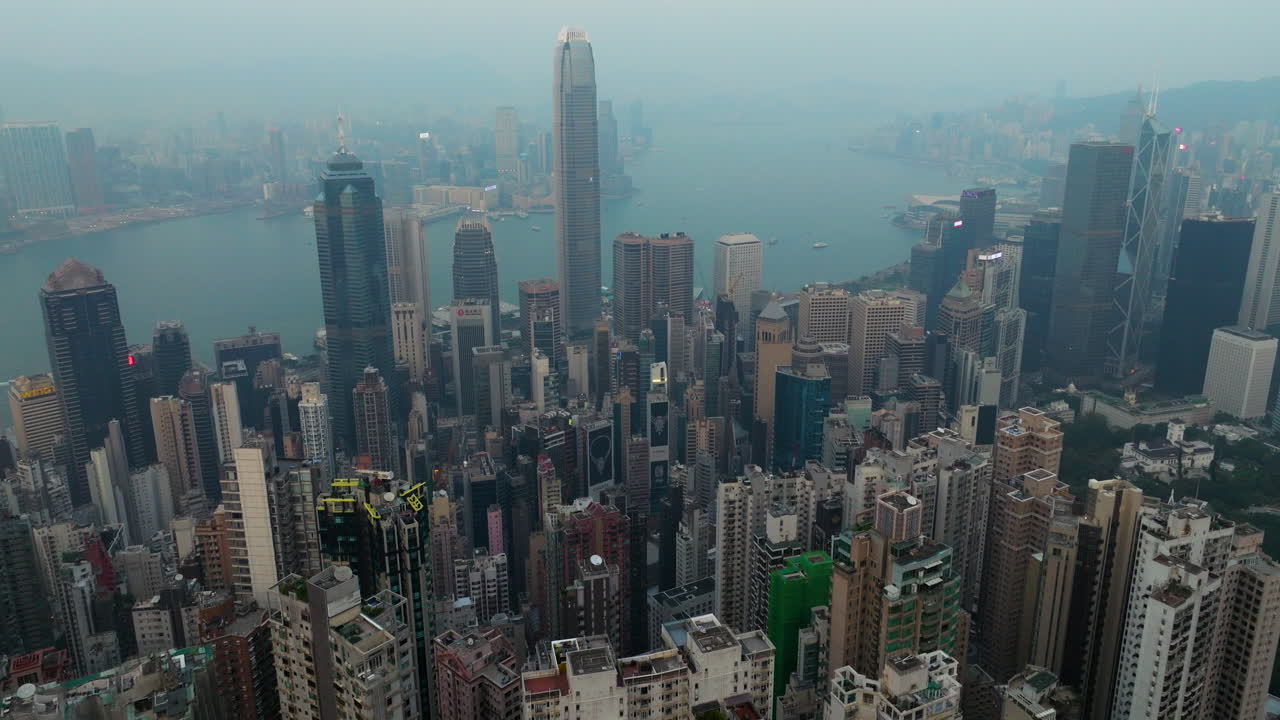 Wysokie budynki mieszkalne Hongkongu o zachodzie słońca, widziane ze Wzgórza Wiktorii. Ujęcie lotnicze