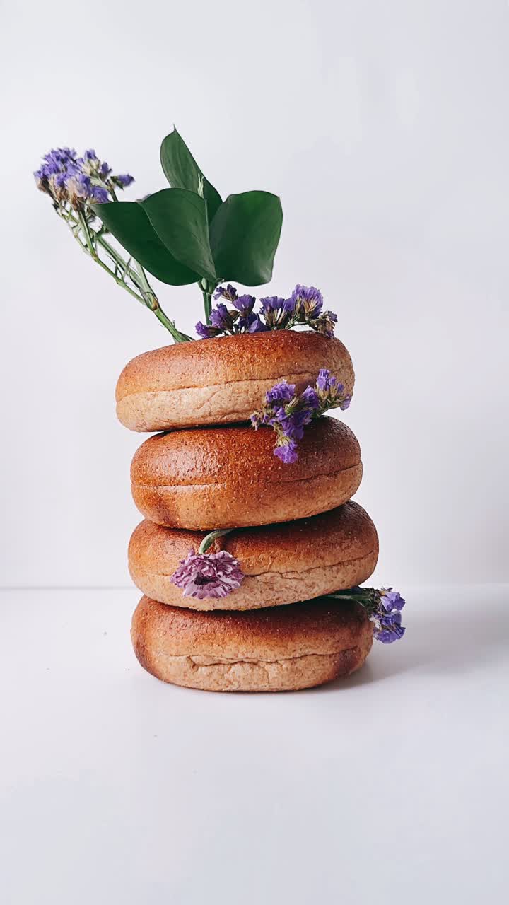 una pila de bagels con flores