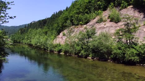 volando sobre un río en osilnica en eslovenia durante un día soleado y relajante mientras disfruta del paisaje europeo