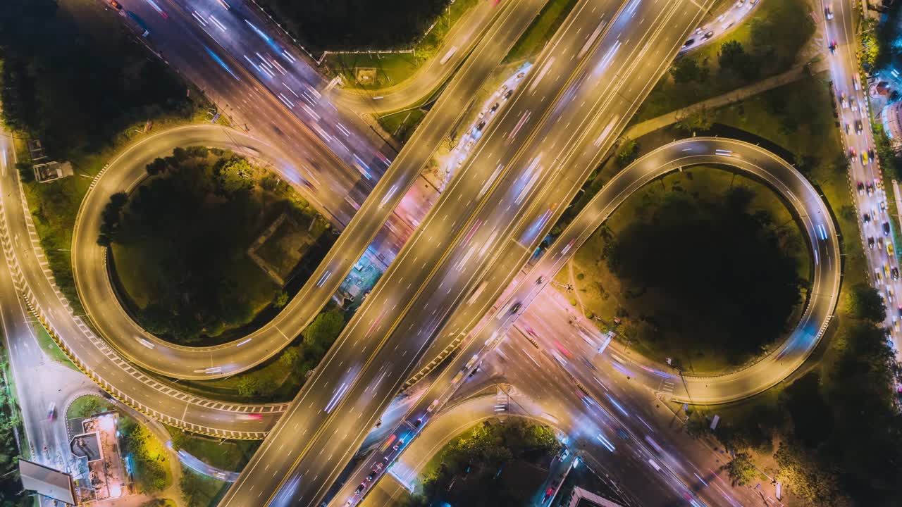 time-lapse или hyper-lapse воздушный вид с вершины автомагистрали, дорожного кольца или перекрестка ночного движения для транспортировки.