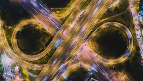 time-lapse o hyper-lapse vista aérea de arriba de la carretera, la carretera, el círculo de la rotonda o la intersección de tráfico por la noche para el transporte.