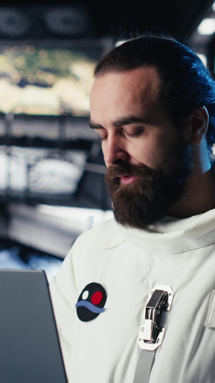 Vertikal video: Kosmonaut sikrer operationel parathed under en ekspedition for menneskehedens overlevelse