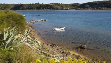 Blick-Auf-Vila-Nova-De-Milfontes-Blick-Auf-Den-Fluss-Mira-Mit-Booten,-In-Portugal