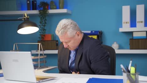 복통이 있는 사업가입니다.