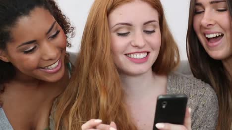 Junge-Frauen-Halten-Smartphone