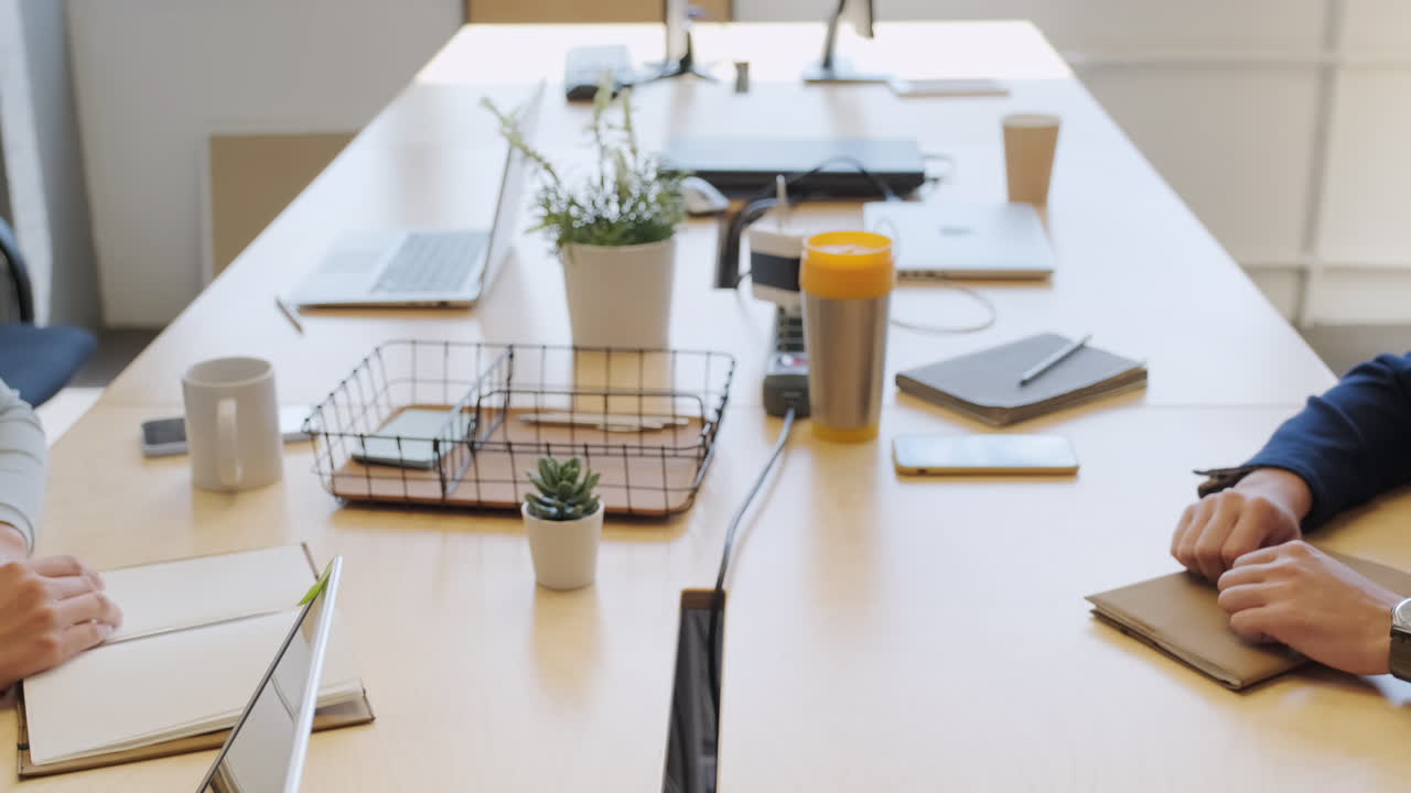 성공적인 거래 후 악수