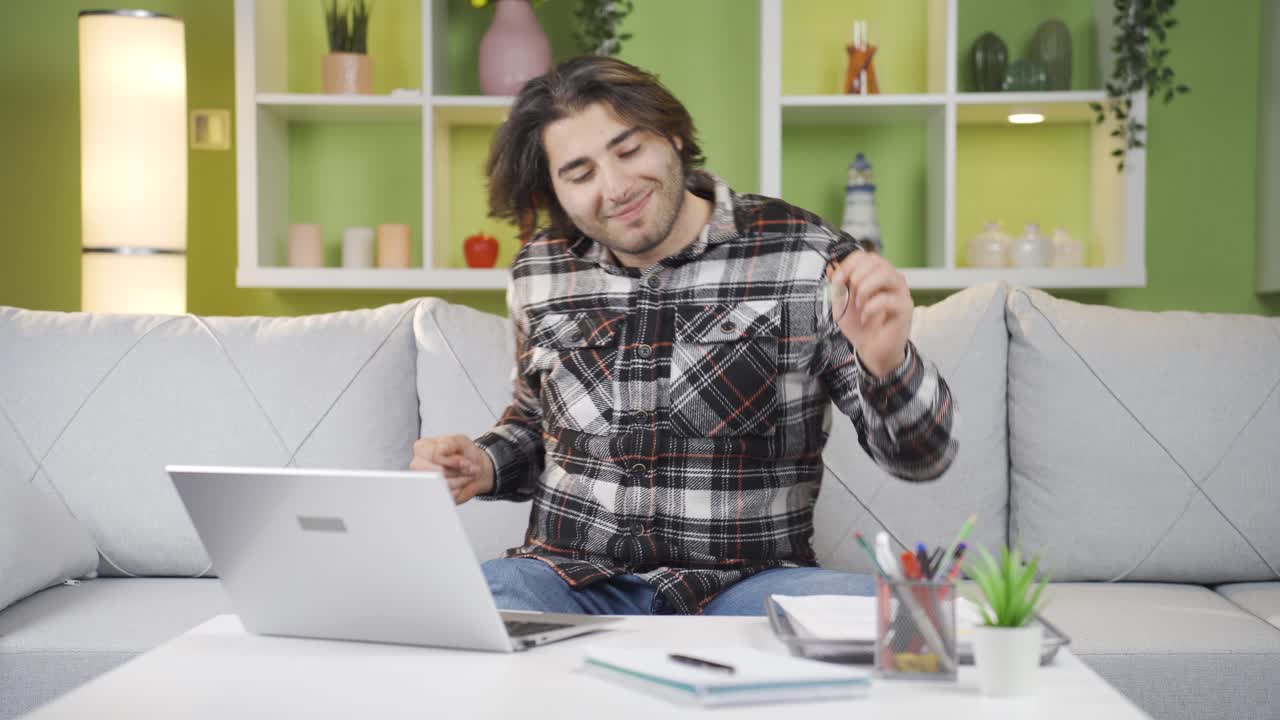 멋진 젊은이가 춤을 추고 재미를 느끼고 있습니다.