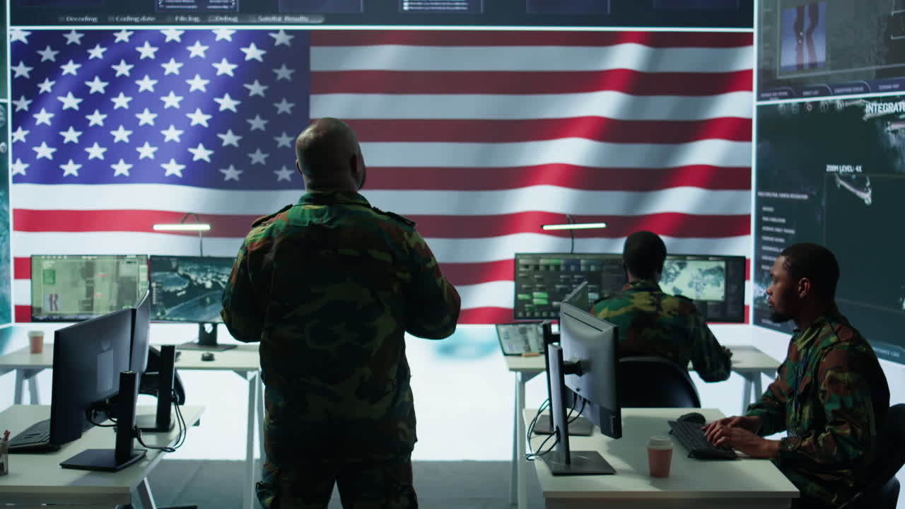 equipo de expertos militares opera computadoras de alta tecnología y tabletas