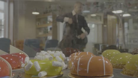 pasteles deliciosos en una vitrina de panadería