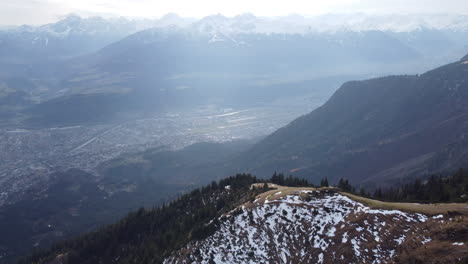 Malerische-Aussicht-Vom-Gipfel-Der-Nordkette-In-Tirol,-Innsbruck,-Österreich-An-Einem-Nebligen-Tag