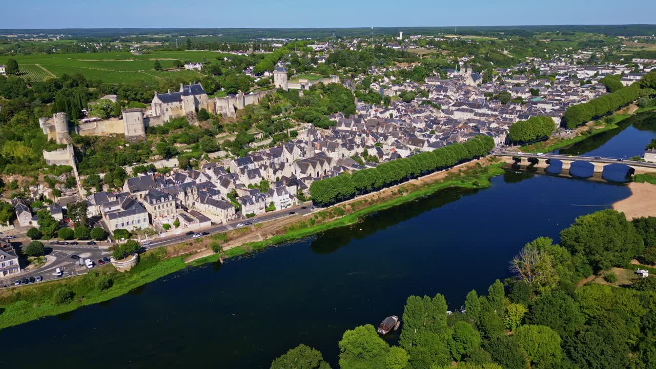Toma aérea amplia de las casas de la ciudad de Chinon y la Forteresse Royale junto al río Vienne