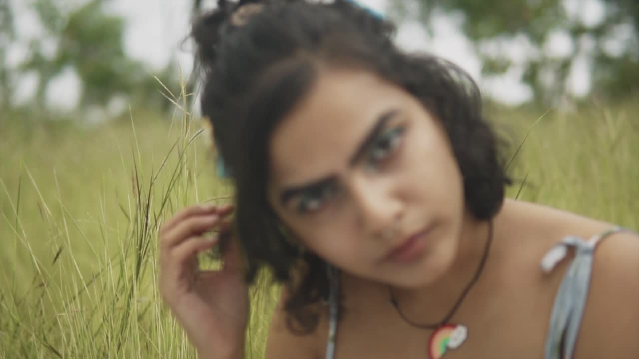 hermosa niña india mirando a la cámara