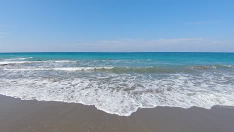 Viendo-Las-Olas-Del-Mar-Mediterráneo-En-La-Playa-En-La-Hermosa-Isla-De-Rhodes-Grecia