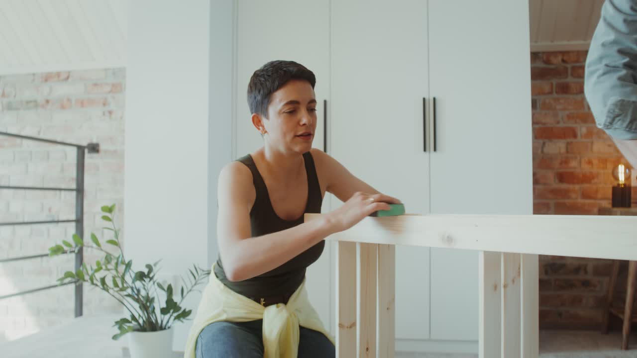 pareja construyendo muebles en el hogar