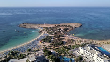 toma aérea de la costa y la playa en un centro vacacional