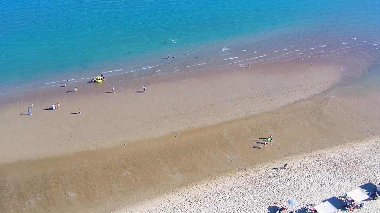 해변과 멕시코 국기를 보여주는 드론 비행의 전망