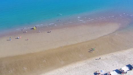 Blick-Auf-Eine-Fliegende-Drohne,-Die-Einen-Strand-Und-Die-Mexikanische-Flagge-Zeigt