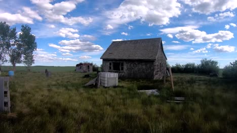 pequeña casa abandonada en las praderas cerca de alberta canadá en un día nublado con un cielo de voluntad