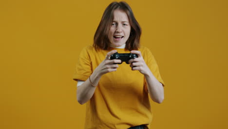 mujer jugando a videojuegos