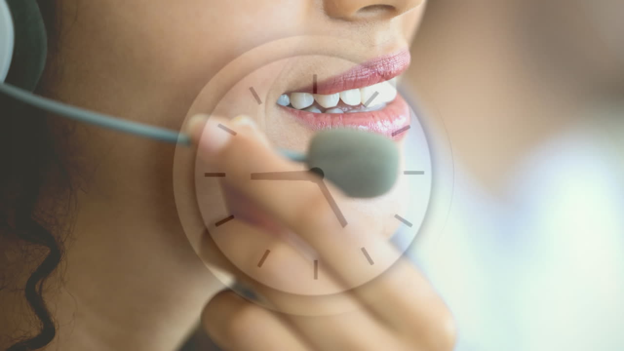 mujer que trabaja en un centro de llamadas