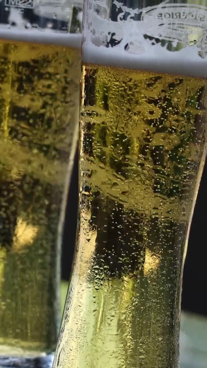 Un bicchiere di birra con bollicine in una giornata di sole