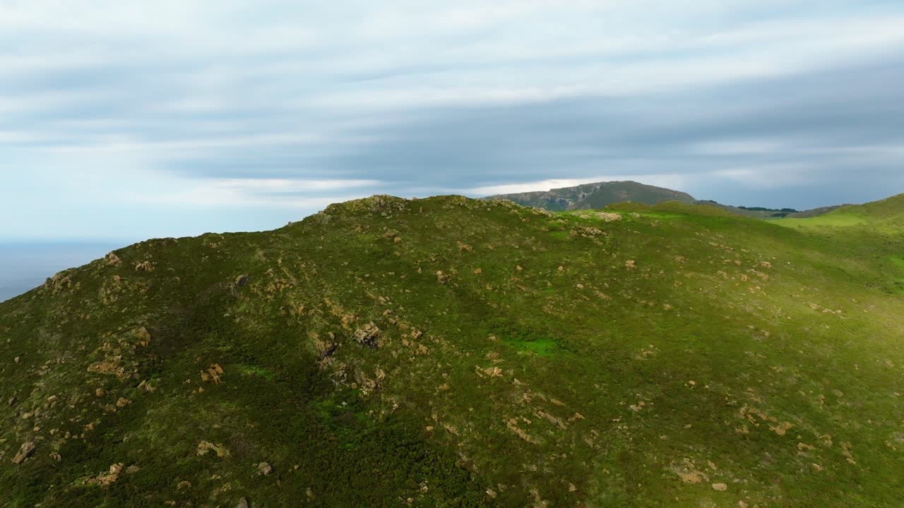 Montagne scoscese che rivelano un paesaggio marino nella Sierra de la Capelada, vicino a Cabo Ortegal, La Coruña, in Galizia, Spagna