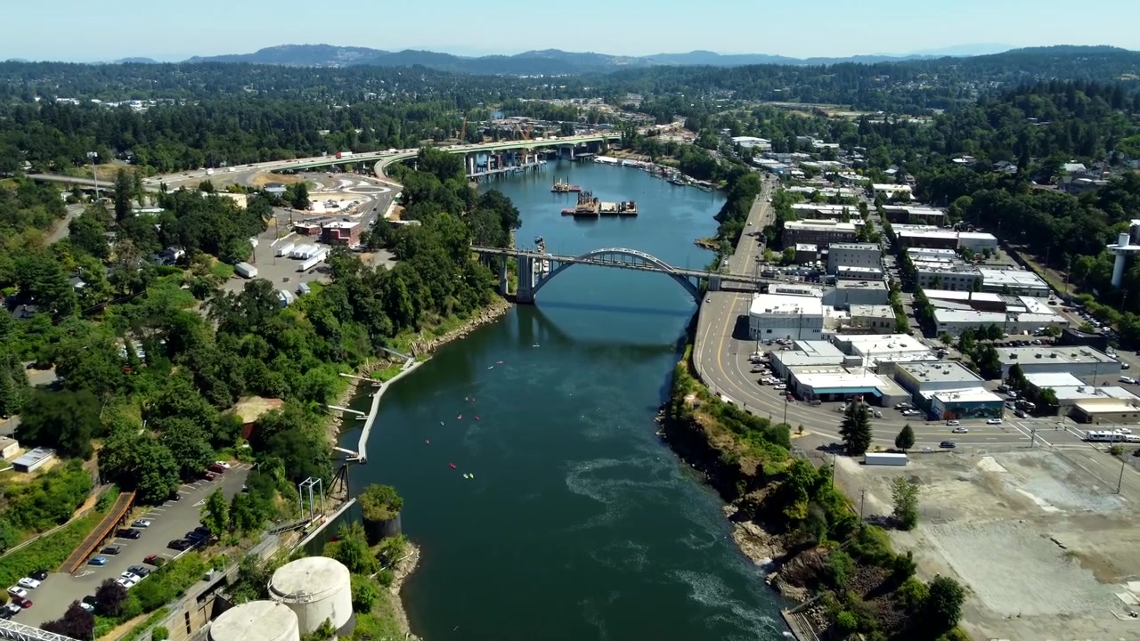 USA, OR, Oregon City, Arch Bridge, 23-07-2024 - Volo sopra l'Arch Bridge sul fiume Willamette.