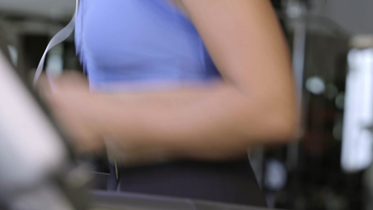 트레드밀 에서 달리는 젊은 여자