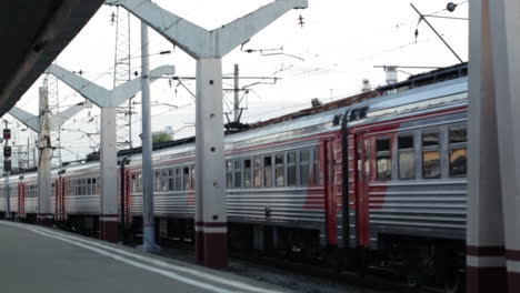 Train-passing-by-the-railway-station