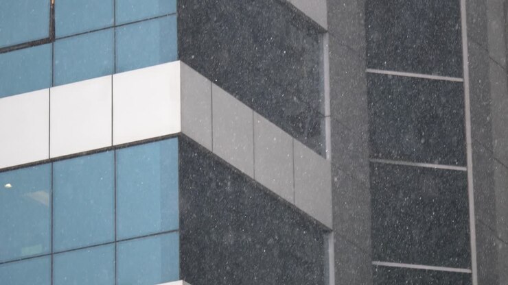 Moderno edificio per uffici nella neve