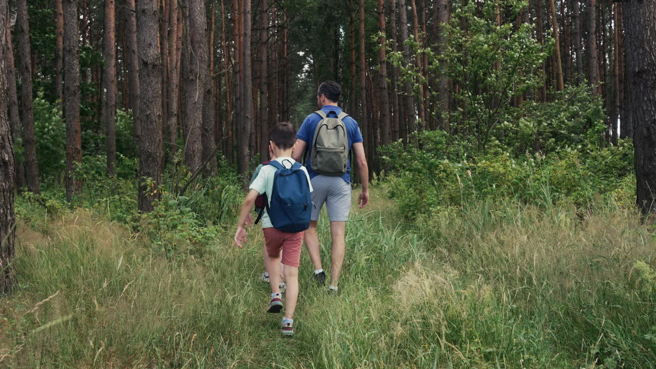 hombre y niños en el bosque