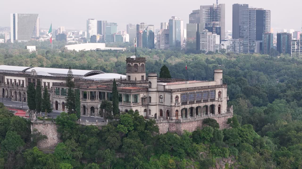 Rotational shot of castillo de Chapultepec at a very polluted day