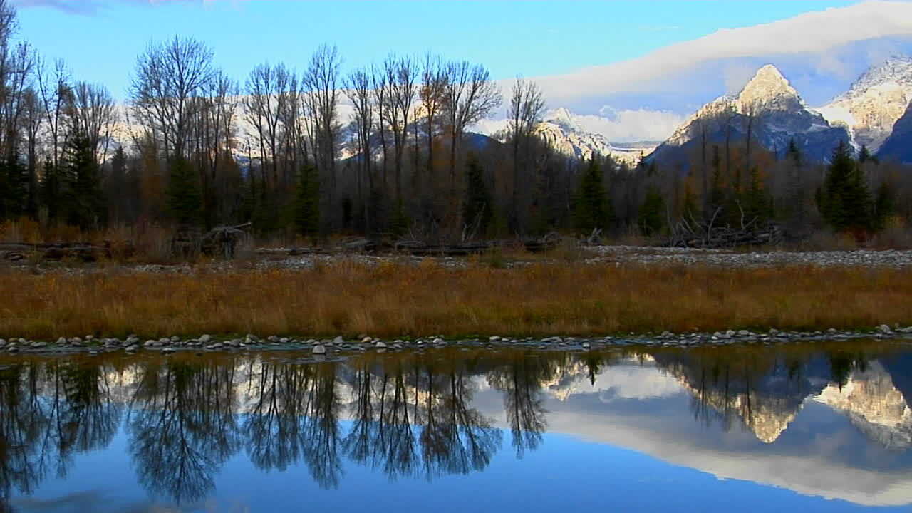 그랜드 테톤 산은 산 호수 1에 완벽하게 반영됩니다.