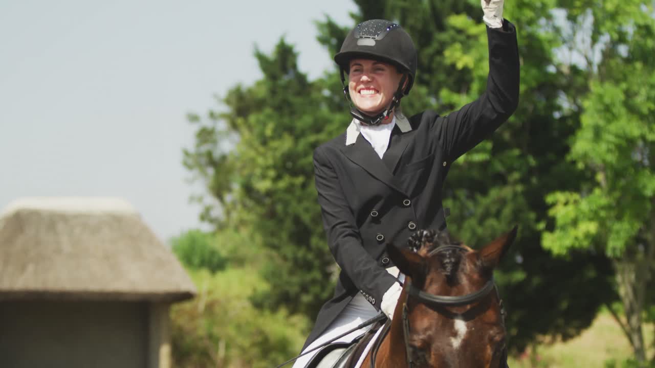 백인 여성 이 말 을 타고