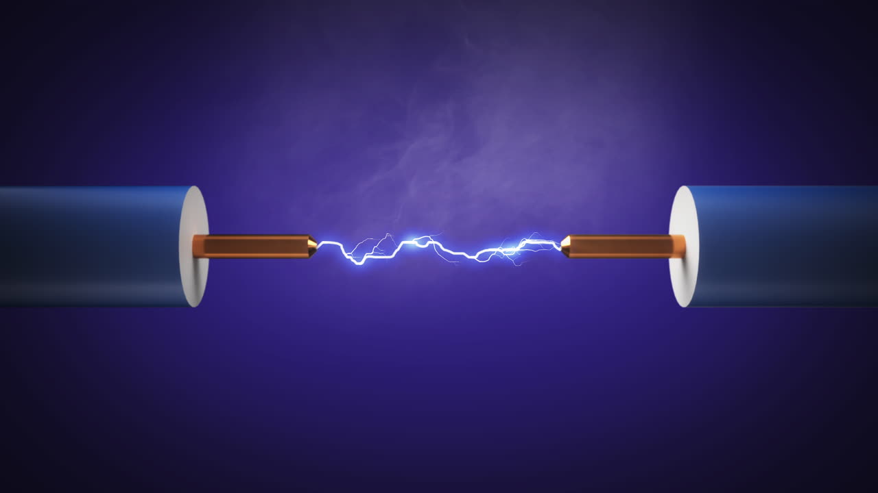 두 개의 구리 전선 사이의 전기 스파크와 연기가