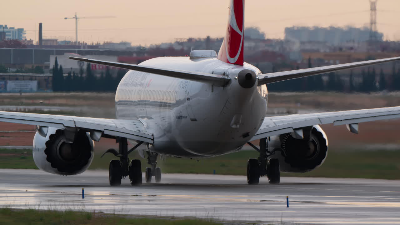 Turkish Airlines Boeing 737 MAX 8 Melaju di Landasan Pacu Bandara yang Basah