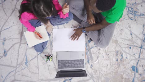 un joven estudiante africano y una joven caucásica preparando tareas o proyectos de verano juntos.