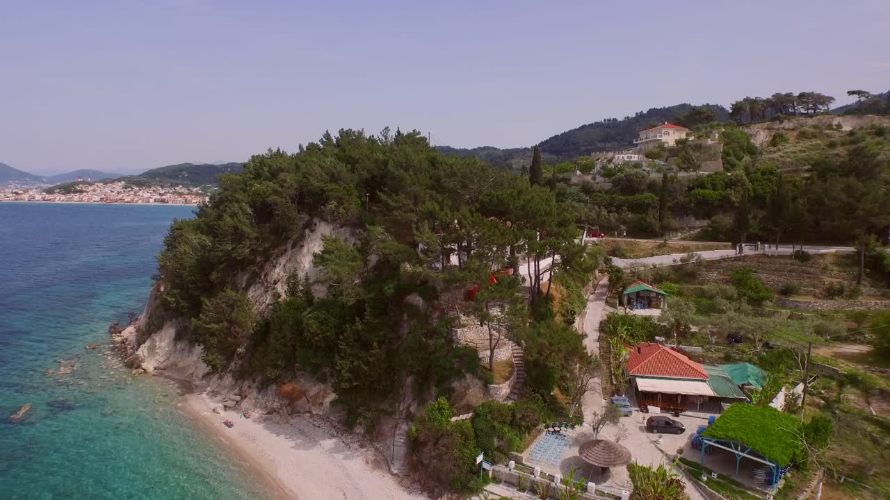antena: una playa tranquila en la isla de samos, grecia