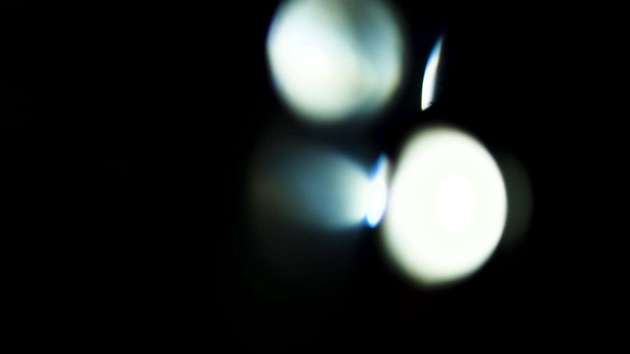 bellos e impresionantes reflejos de luz y rayas azules anamórficas tomadas en negro con lentes anamórficos de cine de alta gama como fondo, superposiciones de fugas de luz o transiciones para editores