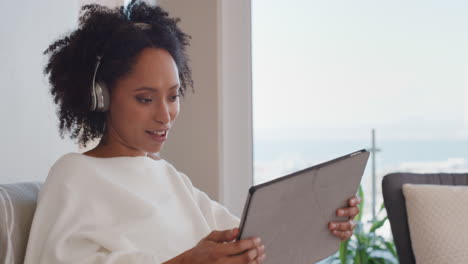 Hermosa-Joven-Usando-Una-Tableta-Viendo-Entretenimiento-En-Línea-En-Casa-Escuchando-Música-Disfrutando-Relajándose-En-Un-ático-De-Lujo