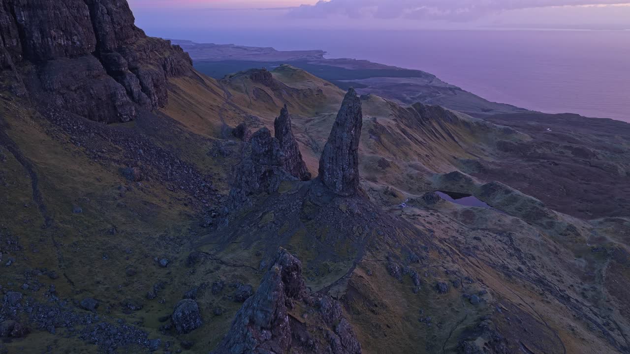 Stigande flygvy över Old Man of Storr under en livfull soluppgång
