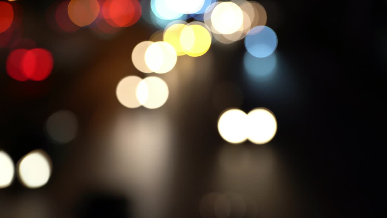 luces borrosas de los automóviles durante el tráfico intenso